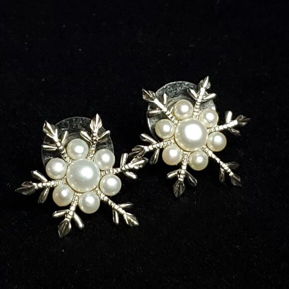 IPS White Pearl Sterling Silver Snowflake Earrings Winter 7/8" - Picture 1 of 2